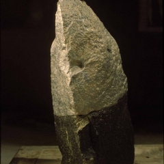 B09，Inter Structure #9, Granite and steel，68×26×37cm，1991