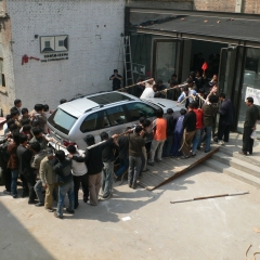 E09, 50M-parallel movement, BMW car moved by 30 people, 2006